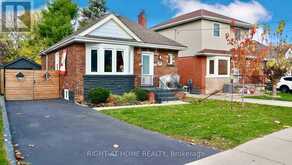 124 BARONS AVENUE S | Hamilton Ontario | Slide Image One