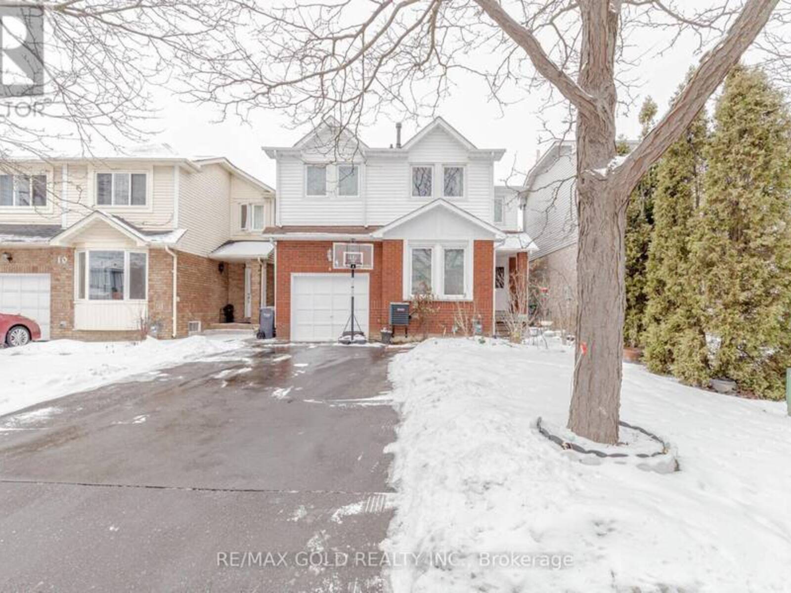 8 SAINT TROPEZ COURT, Brampton, Ontario L6Y 4P9