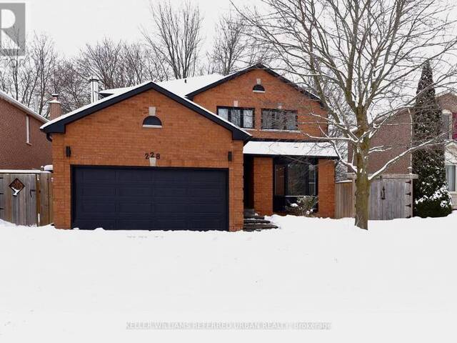 228 ELMAN CRESCENT Newmarket Ontario, L3Y 7X3 - 7 Bedrooms Home For Sale