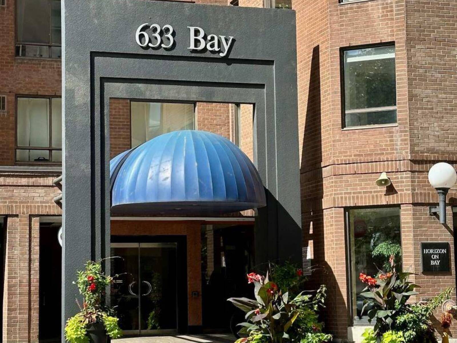 922 - 633 BAY STREET, Toronto, Ontario M5G 2G4