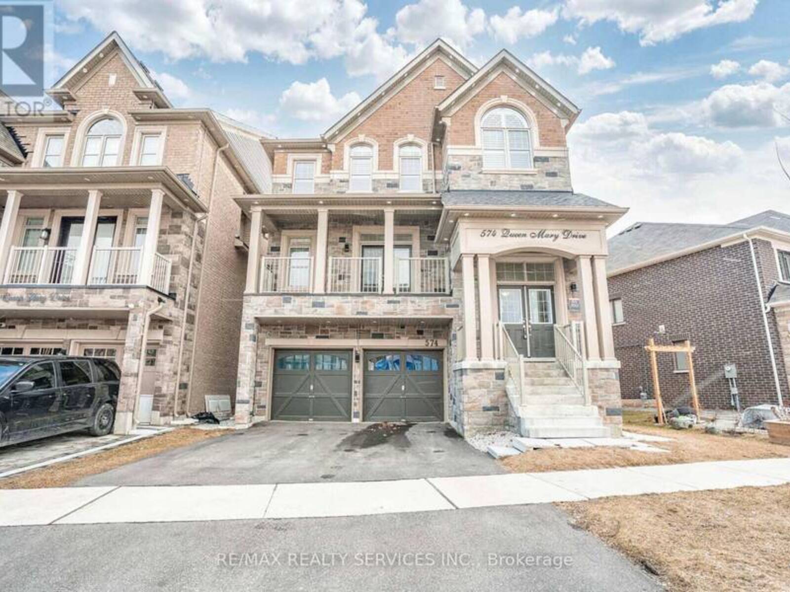 574 QUEEN MARY DRIVE, Brampton, Ontario L7A 4Y6