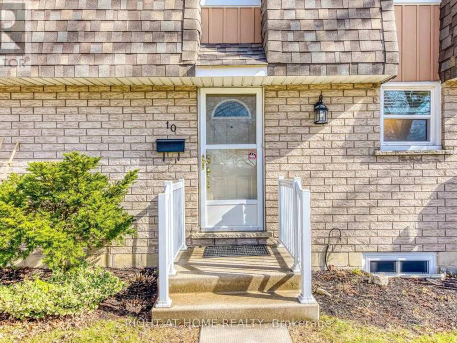 10 - 153 LIMERIDGE ROAD W, Hamilton, Ontario L9C 2V3