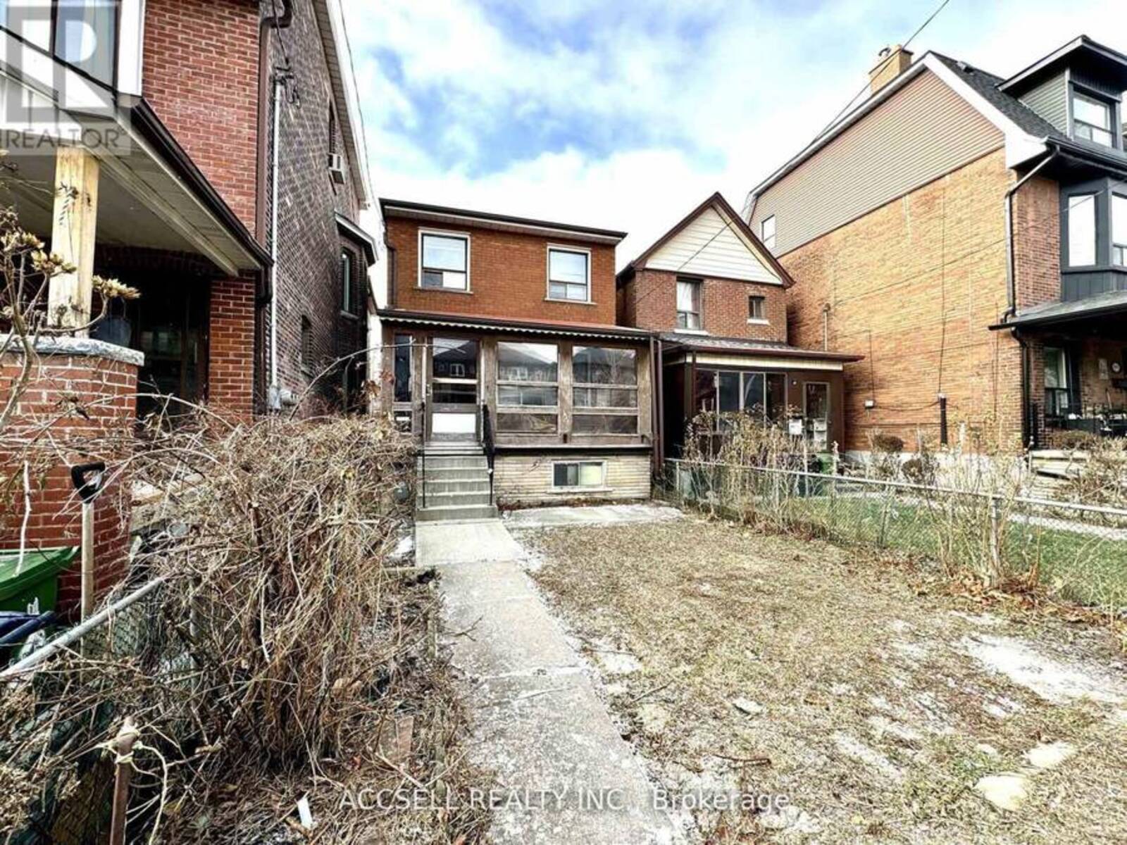 684 MANNING AVENUE, Toronto, Ontario M6G 2W4