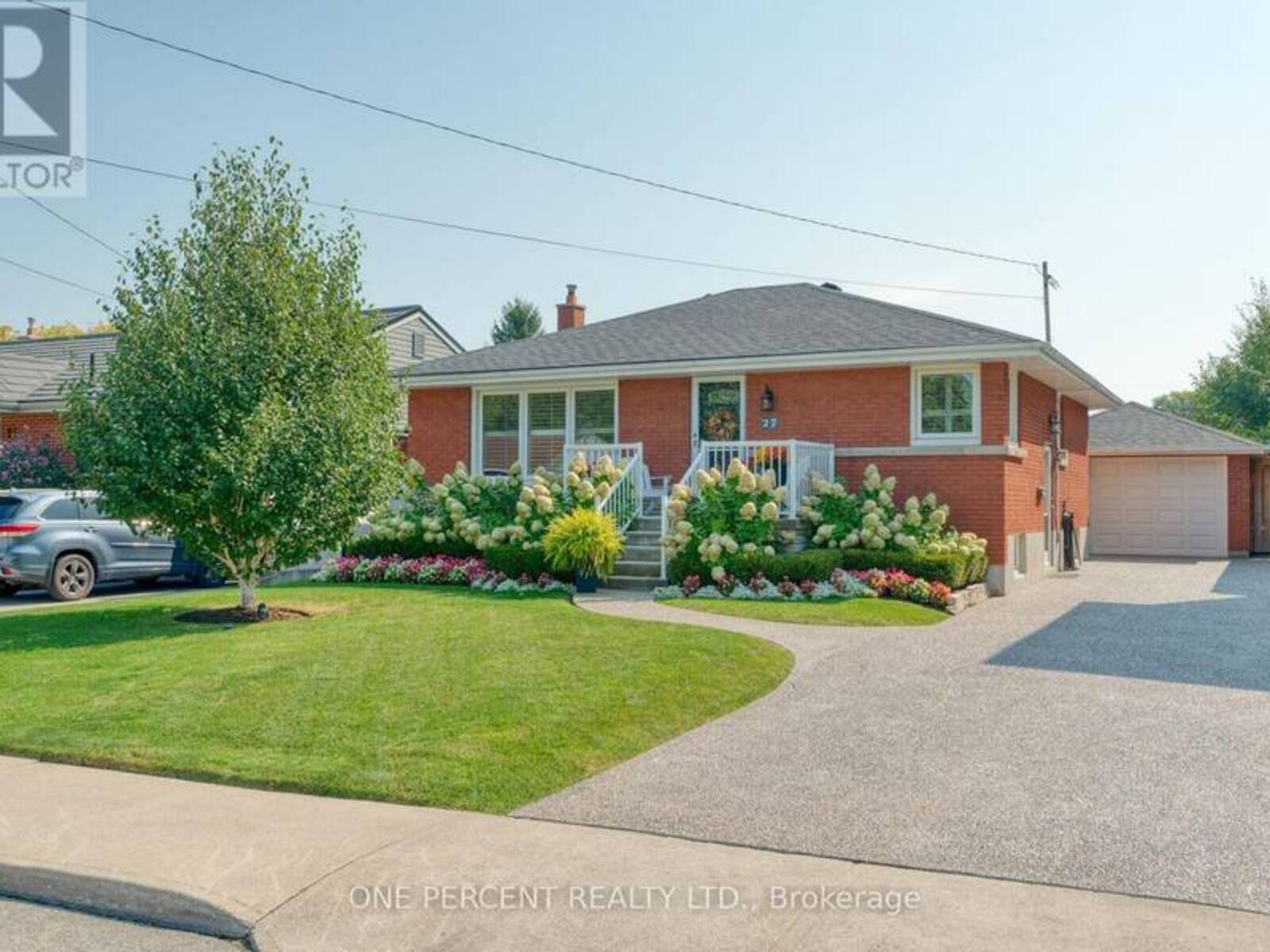 27 HOOVER CRESCENT, Hamilton, Ontario L9A 3G9