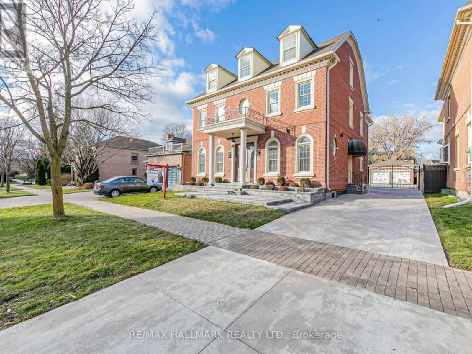 42 OATLANDS CRESCENT, Richmond Hill, Ontario L4C 9P2