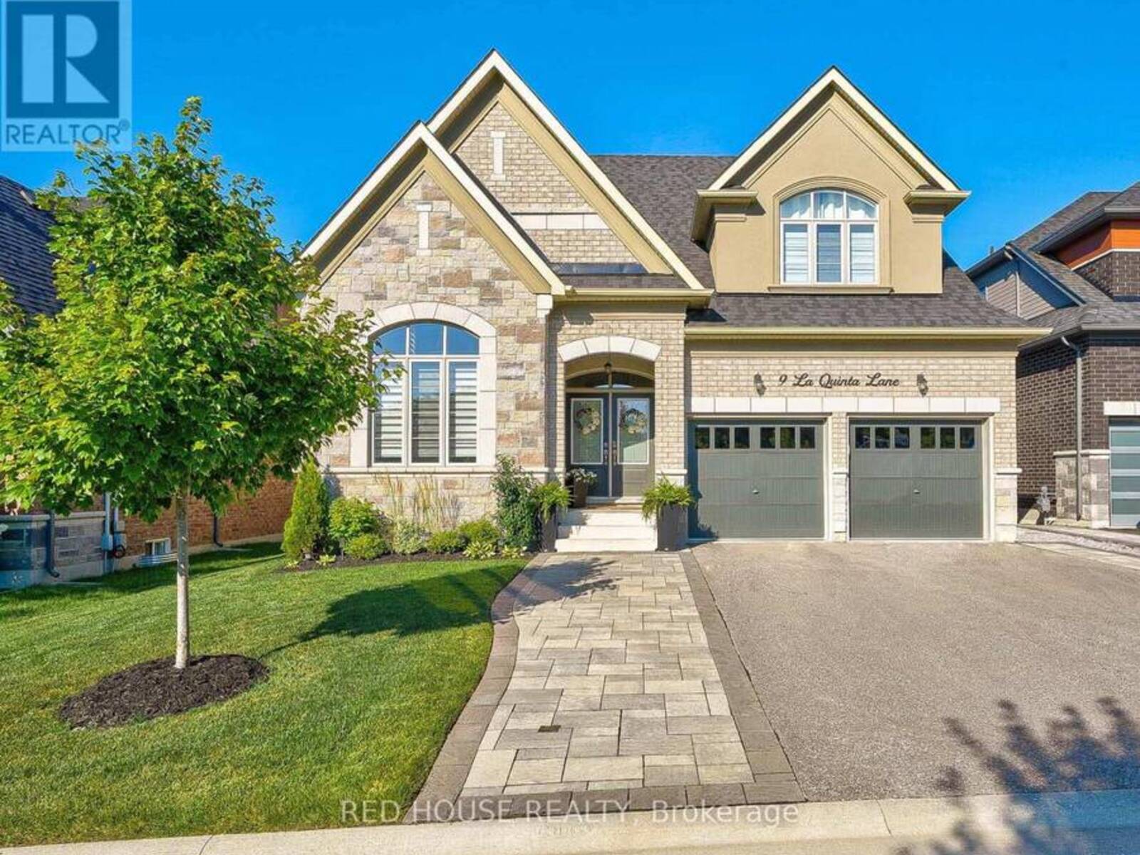 9 LA QUINTA LANE, Newmarket, Ontario L3Y 0E2