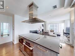 1802 - 8 THE ESPLANADE STREET Toronto Ontario, M5E 0A6