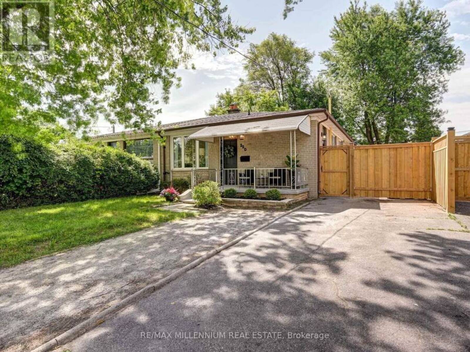 220 BEECHY DRIVE, Richmond Hill, Ontario L4C 2X7