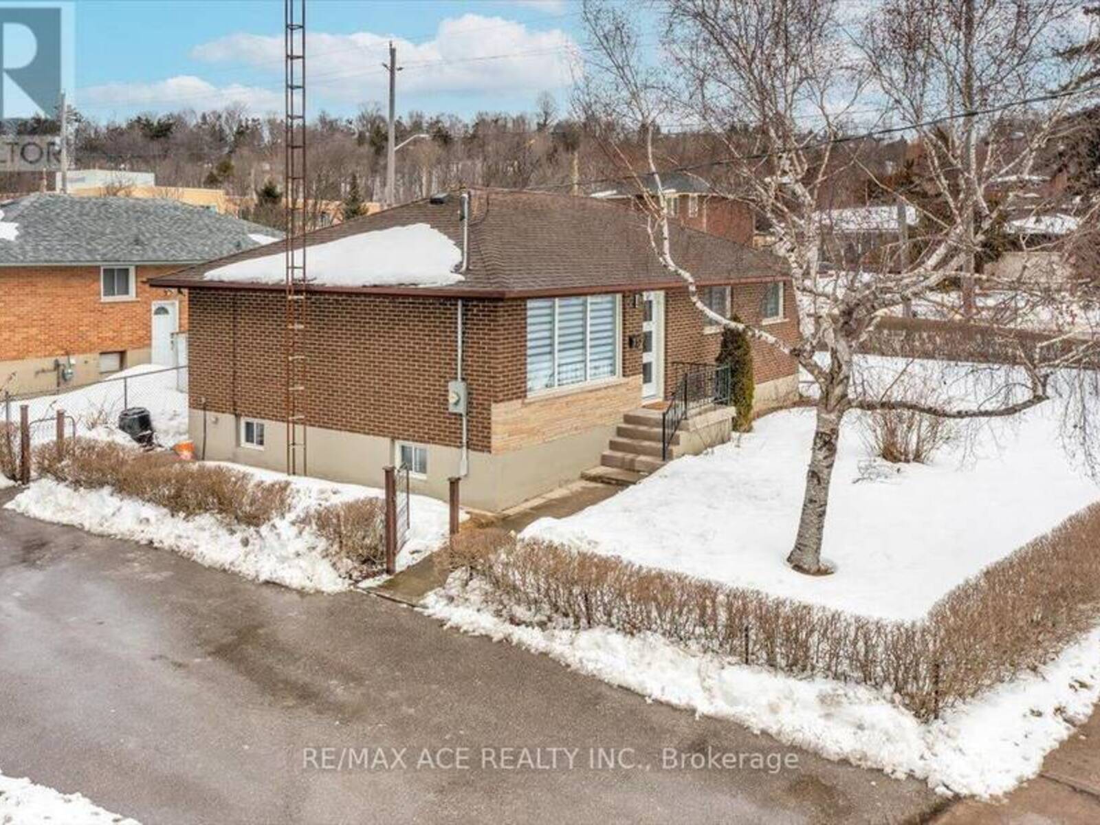 352 GRANDVIEW STREET S, Oshawa, Ontario L1H 7C7