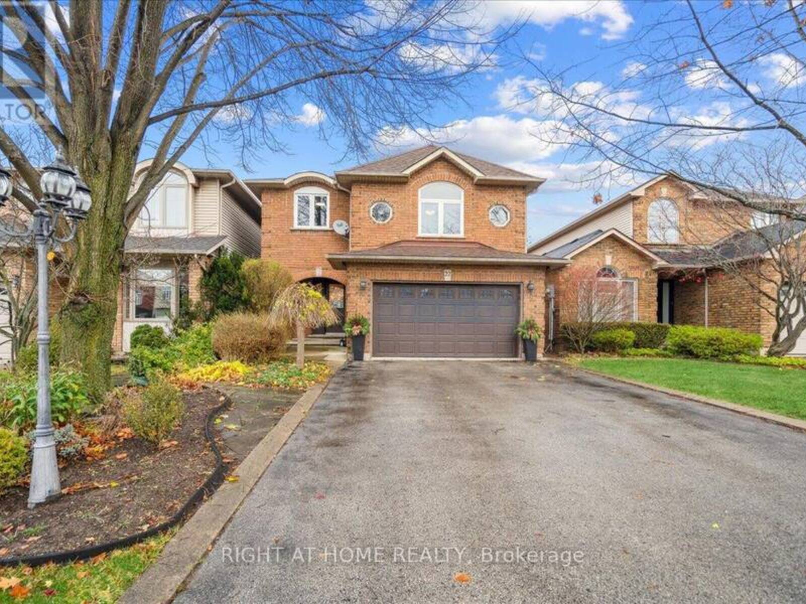 22 ADELE COURT, Hamilton, Ontario L9B 2P8