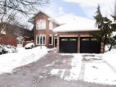 367 FAIRWAY GARDENS Newmarket Ontario, L3X 1B4