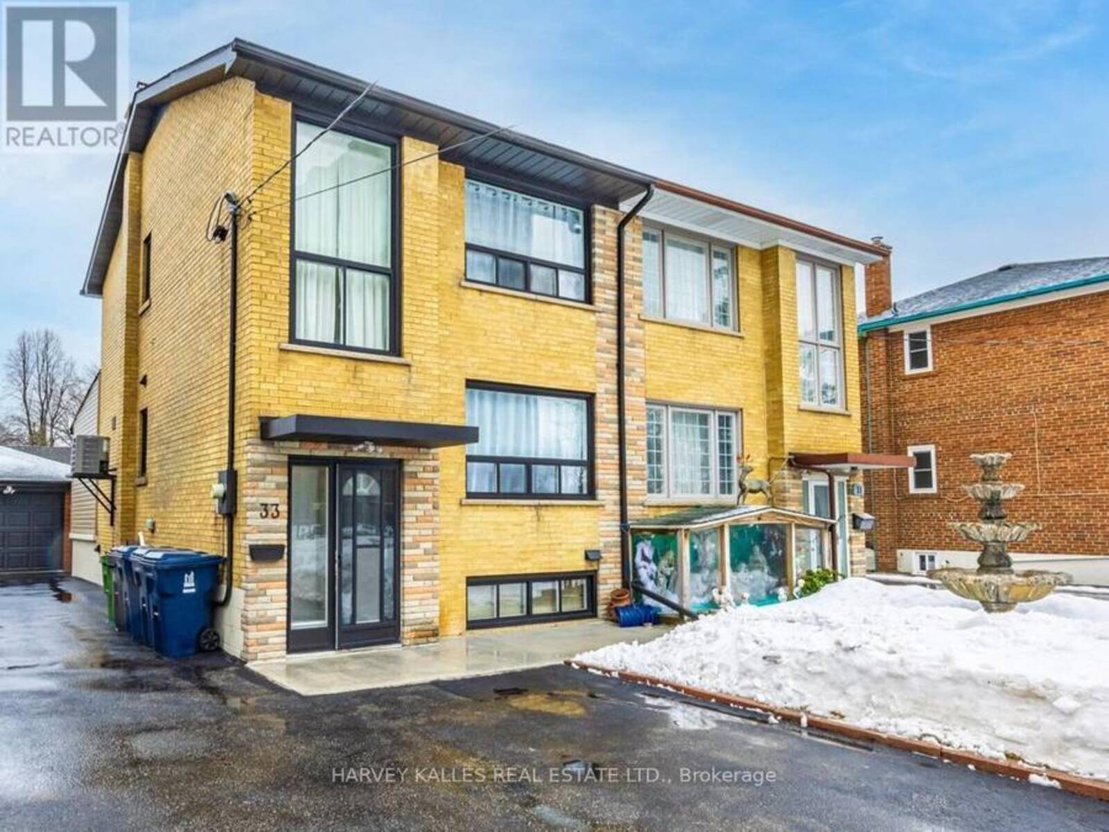 33 FALSTAFF AVENUE, Toronto, Ontario M6L 2C6