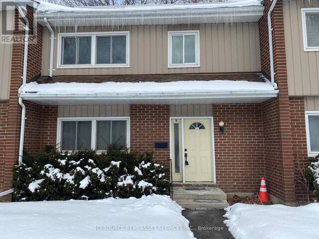 9 - 121 UNIVERSITY AVENUE E Waterloo Ontario, N2J 4J1 - 5 Bedrooms Condo For Sale