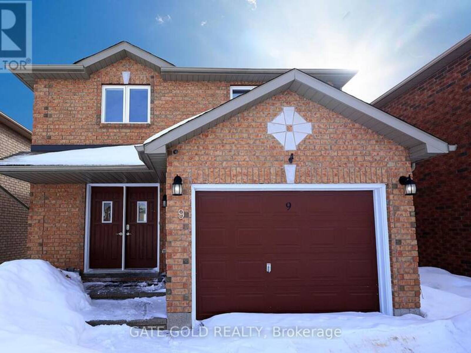 9 HARROGATE COURT, Barrie, Ontario L4M 0B9