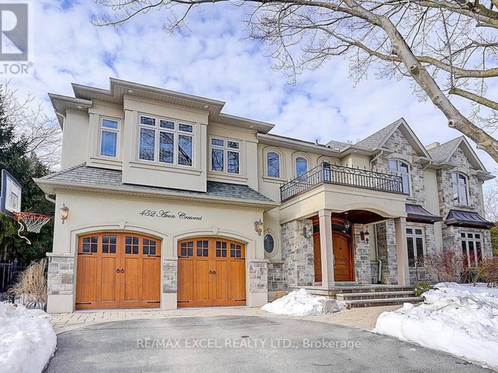 452 AVON CRESCENT, Oakville, Ontario L6J 2T3