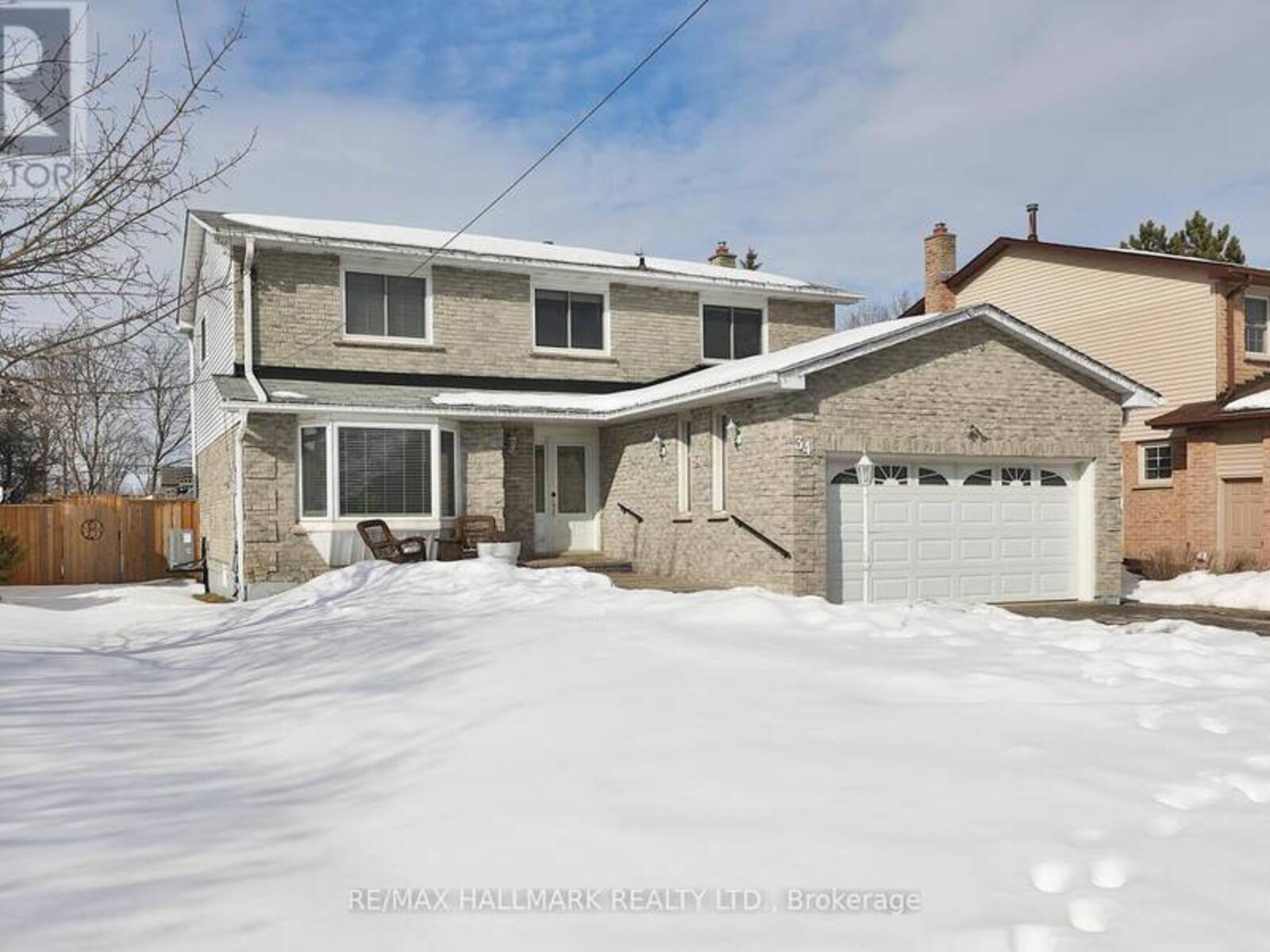 34 MANNING CRESCENT, Newmarket, Ontario L3Y 6H4