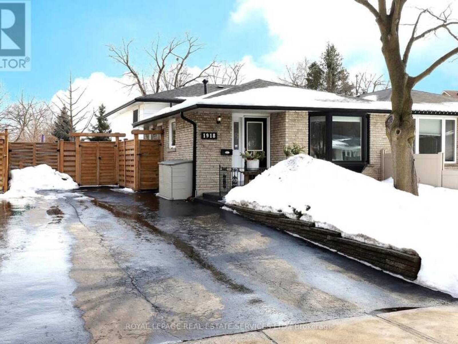 1918 BONNYMEDE DRIVE, Mississauga, Ontario L5J 1E1