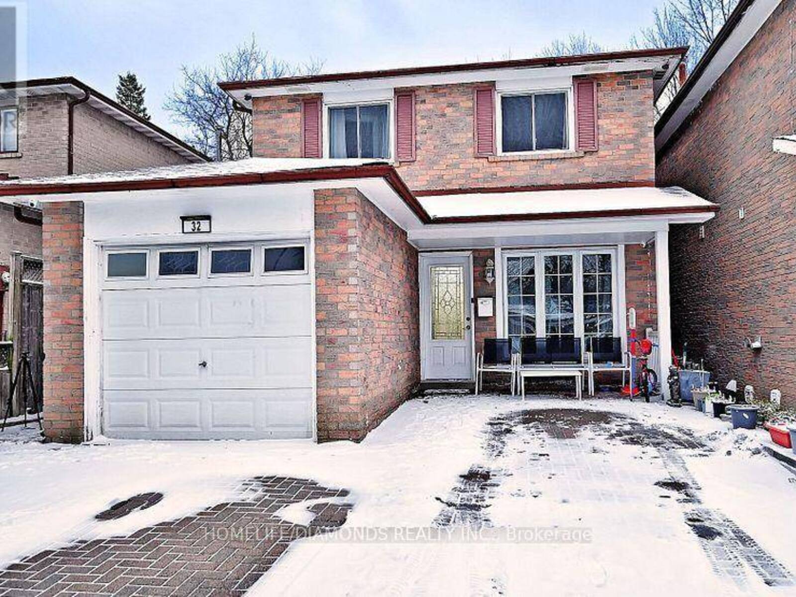 32 BARRINGTON CRESCENT, Brampton, Ontario L6Z 1N3