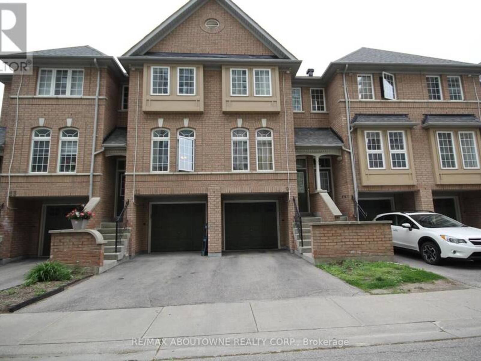 9 - 50 STRATHAVEN DRIVE, Mississauga, Ontario L5R 4E7