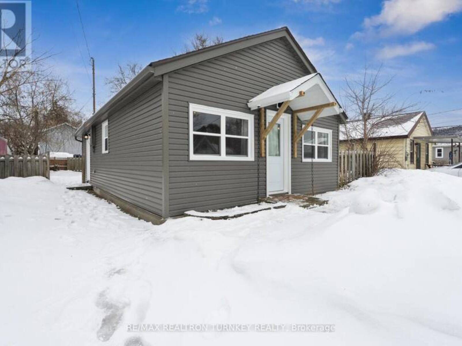 11 FRASER STREET, Angus, Ontario L0M 1B0