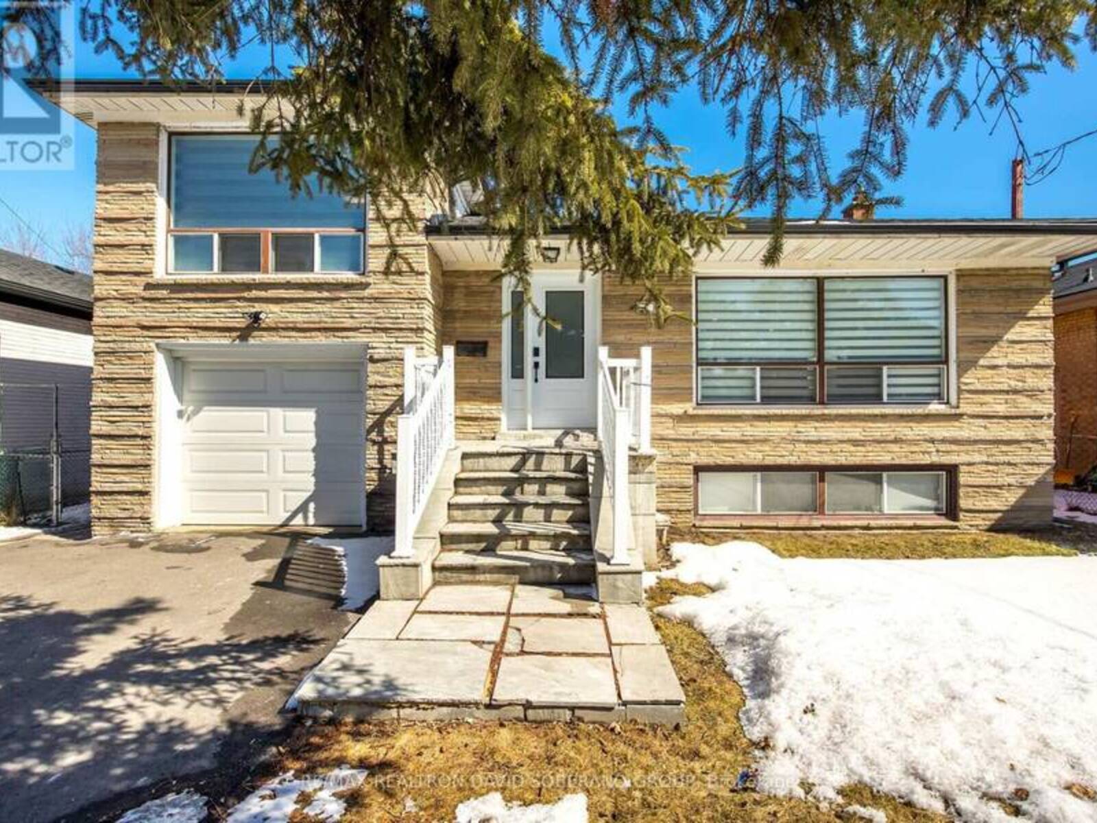 3 BRETT AVENUE, Toronto, Ontario M3H 2W5