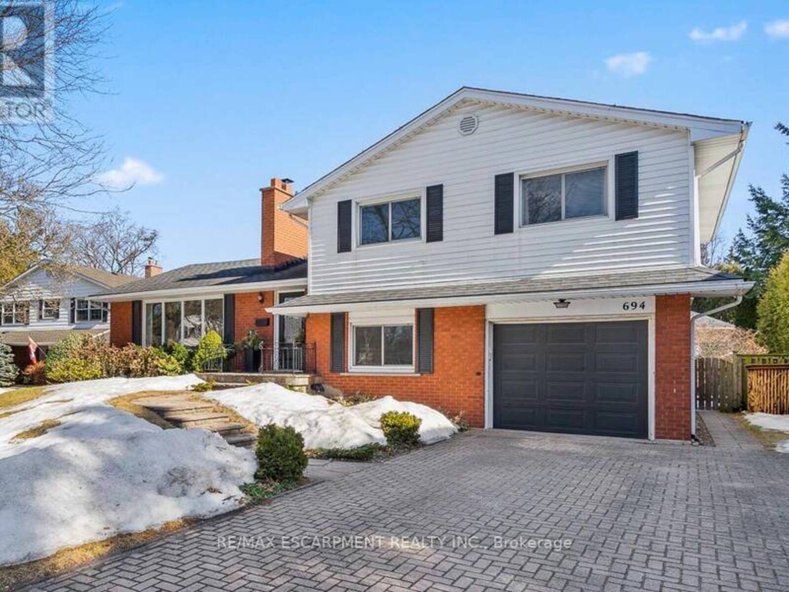 694 HOLT DRIVE, Burlington, Ontario L7T 3N5