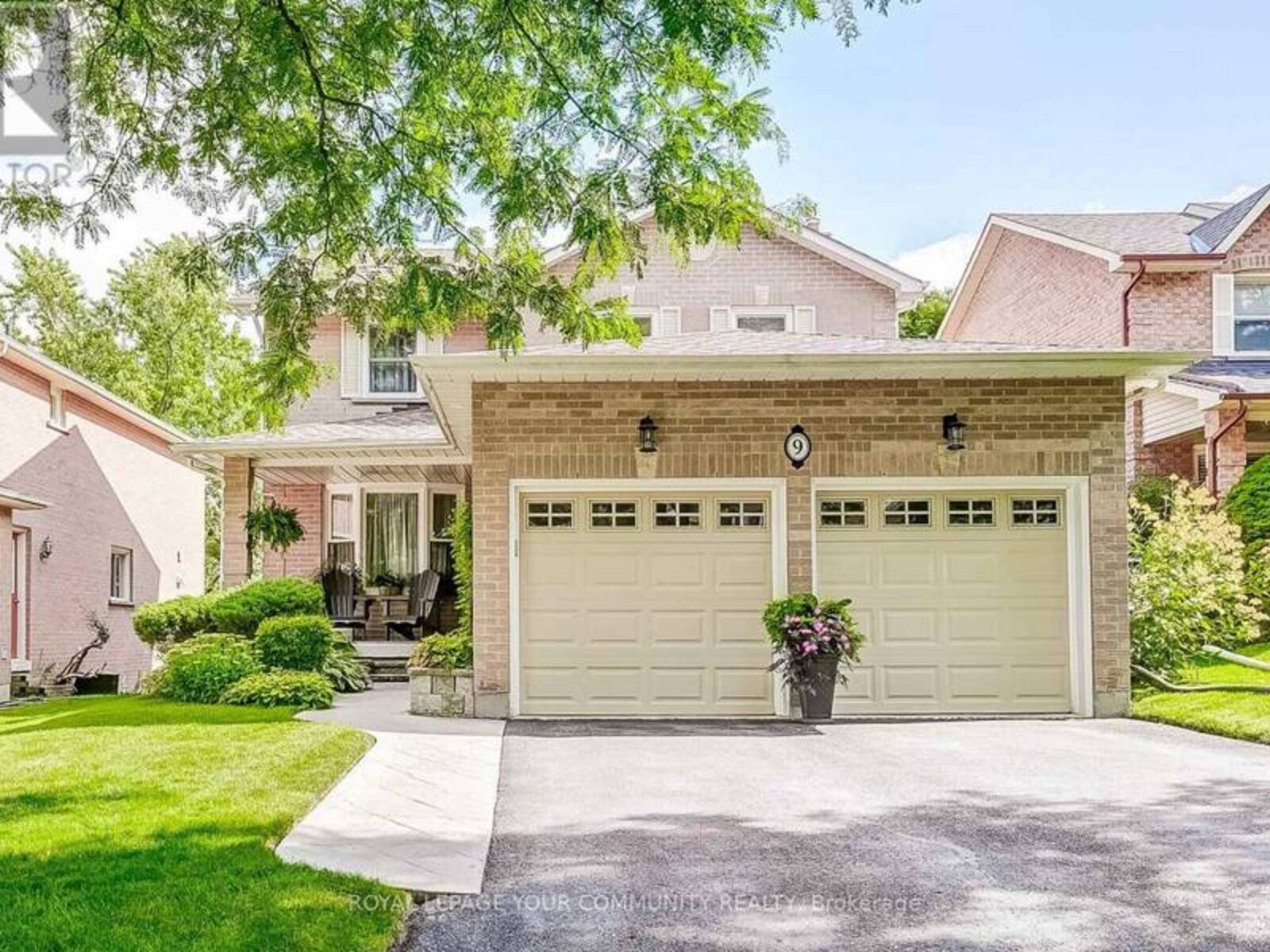 9 MENDY'S FOREST, Aurora, Ontario L4G 5A5