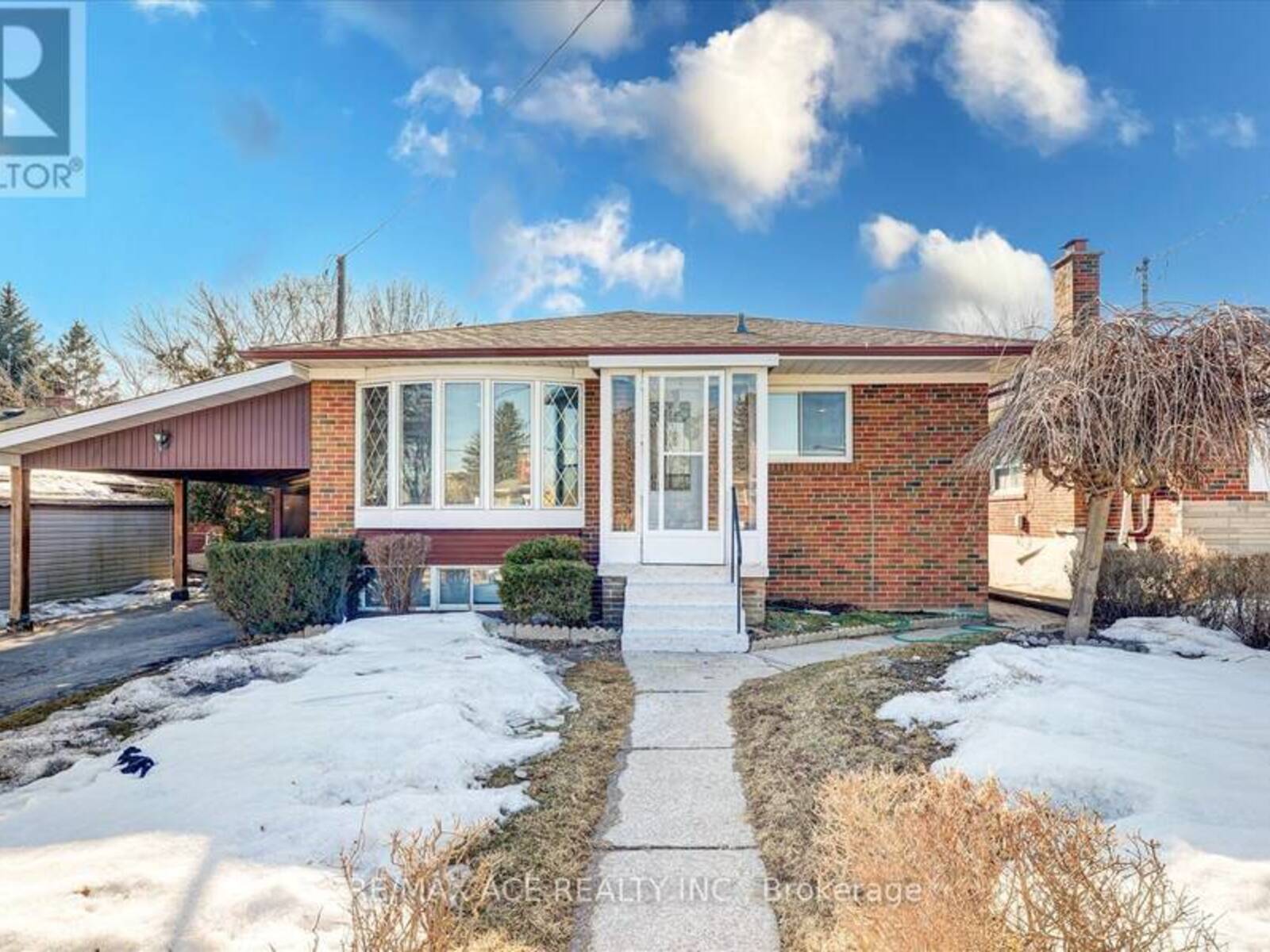 16 ROSEGLOR CRESCENT, Toronto, Ontario M1P 3T6