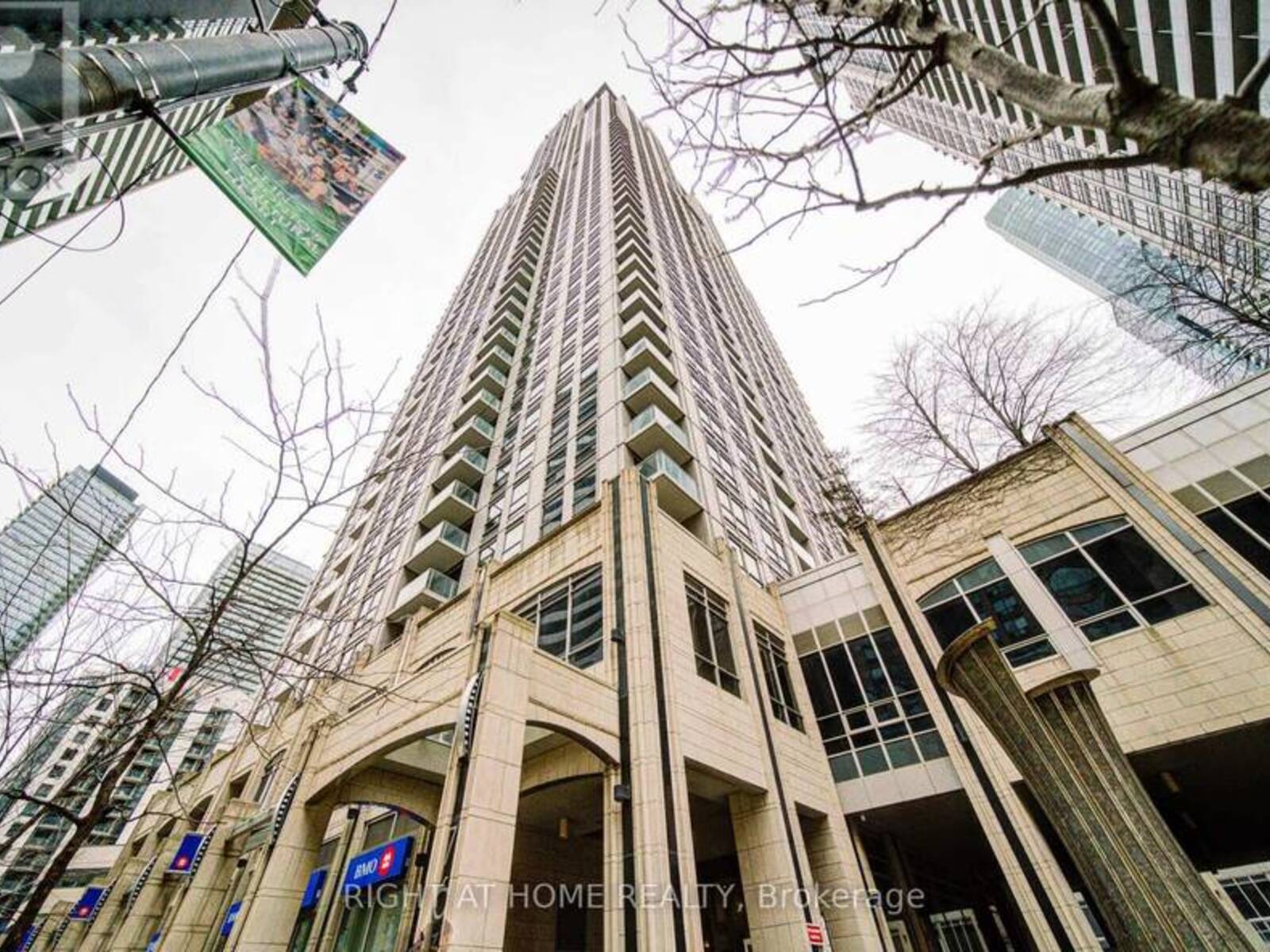 2013 - 763 BAY STREET, Toronto, Ontario M5G 2R3