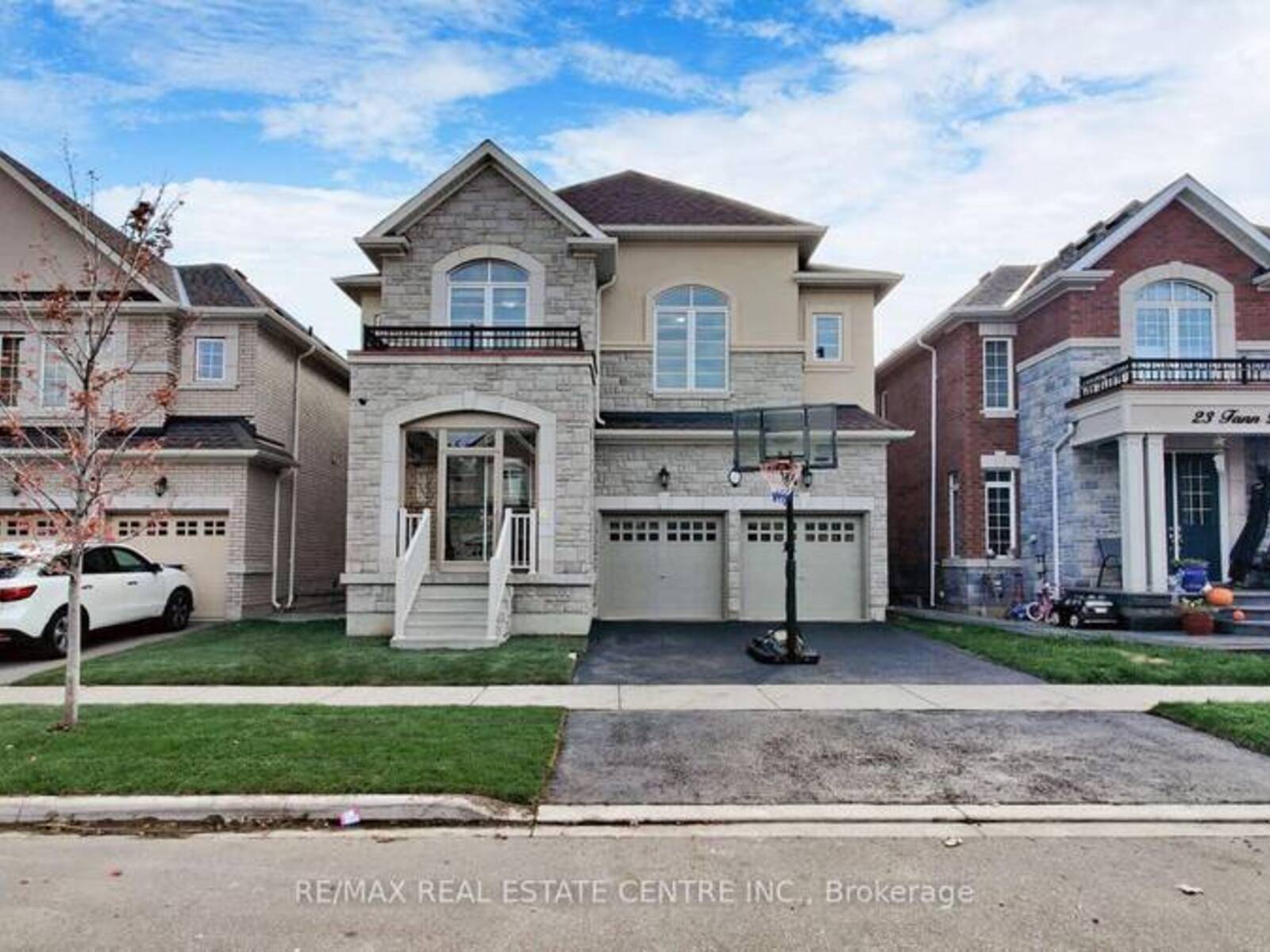 25 FANN DRIVE, Brampton, Ontario L7A 4L4