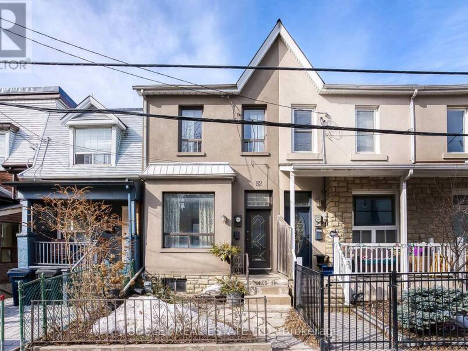 32 TECUMSETH STREET, Toronto, Ontario M5V 2R6