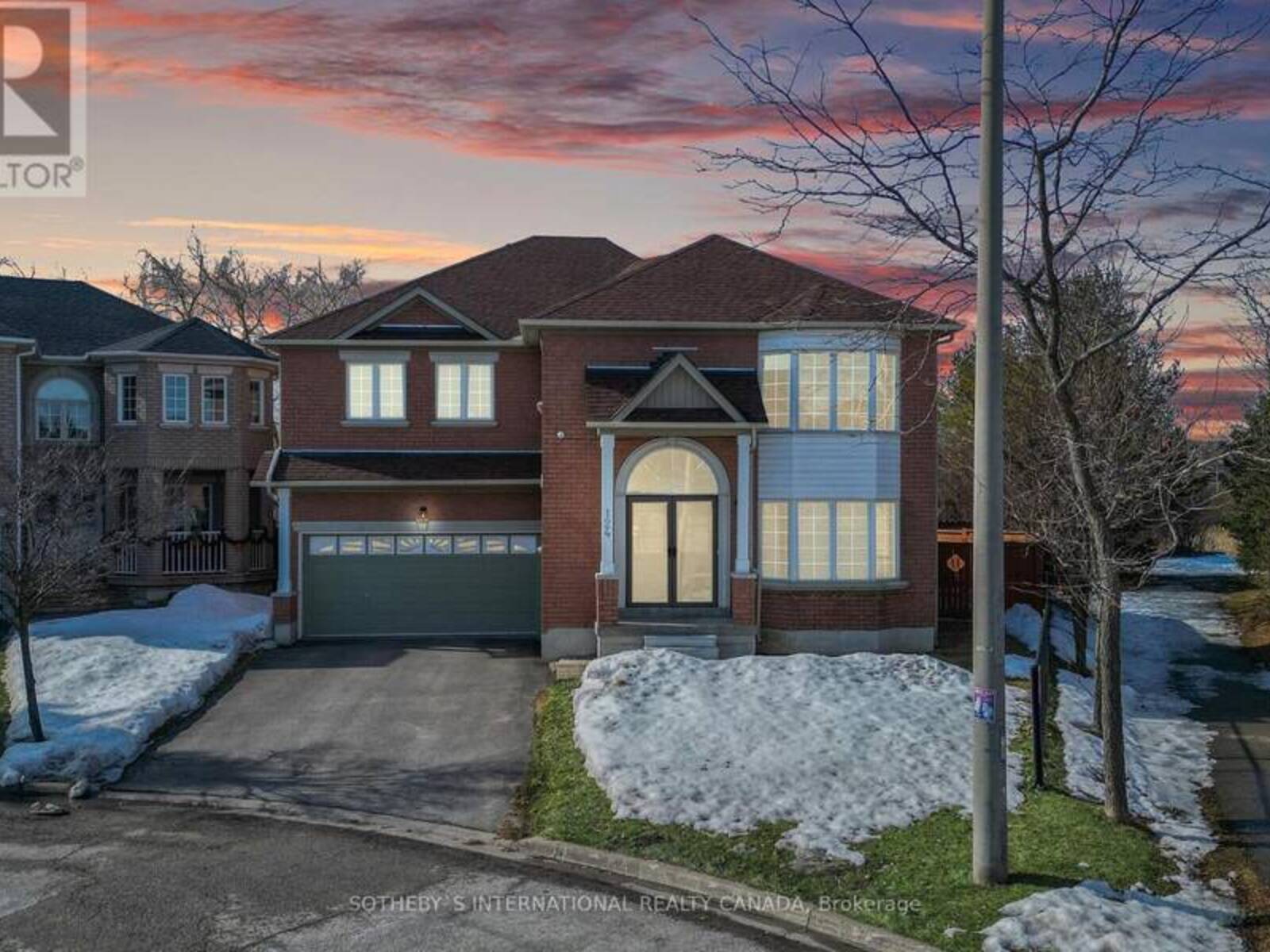 124 HOLLY DRIVE, Richmond Hill, Ontario L4C 1A6