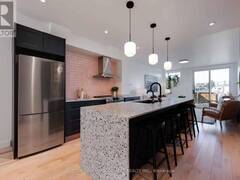 452 LAUDER AVENUE Toronto Ontario, M6E 3J2