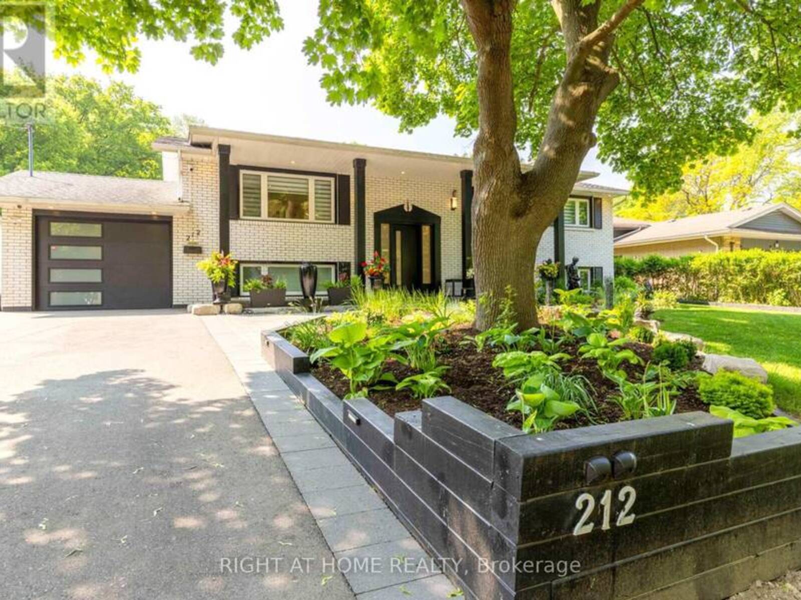 212 LOCKHART DRIVE, St. Catharines, Ontario L2T 1X1