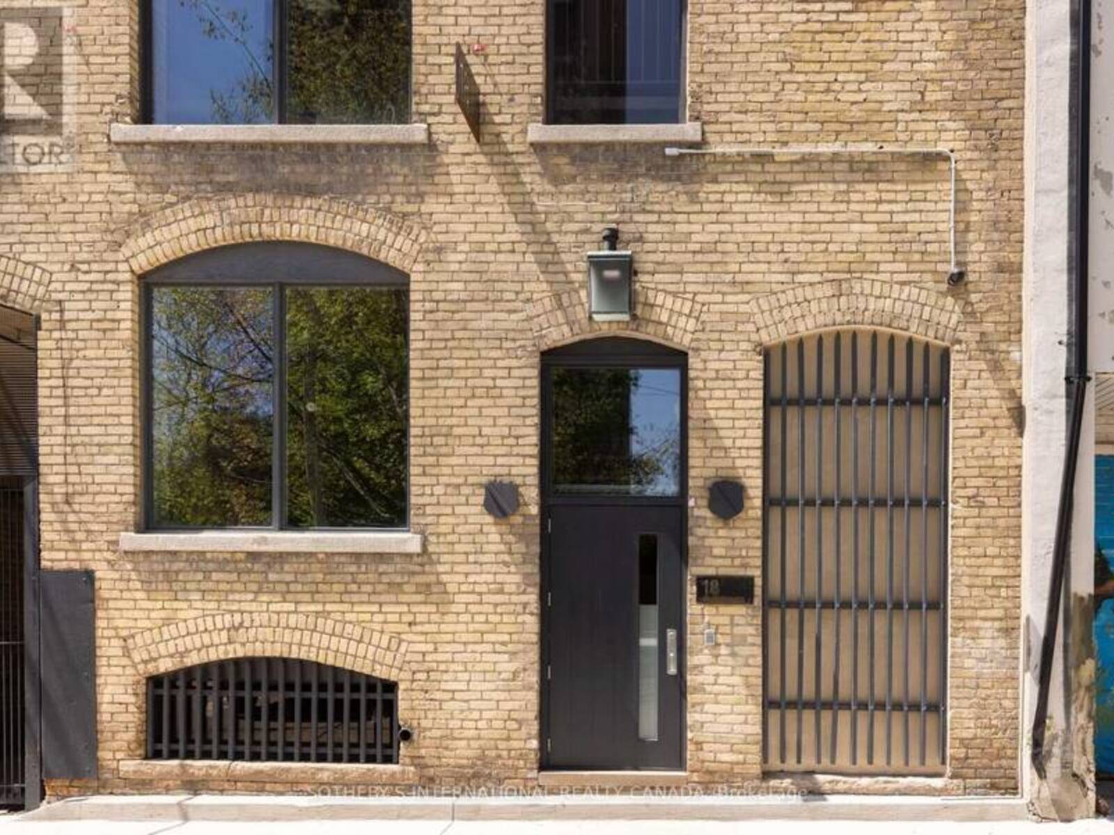 18 GLOUCESTER LANE, Toronto, Ontario M4Y 1L5