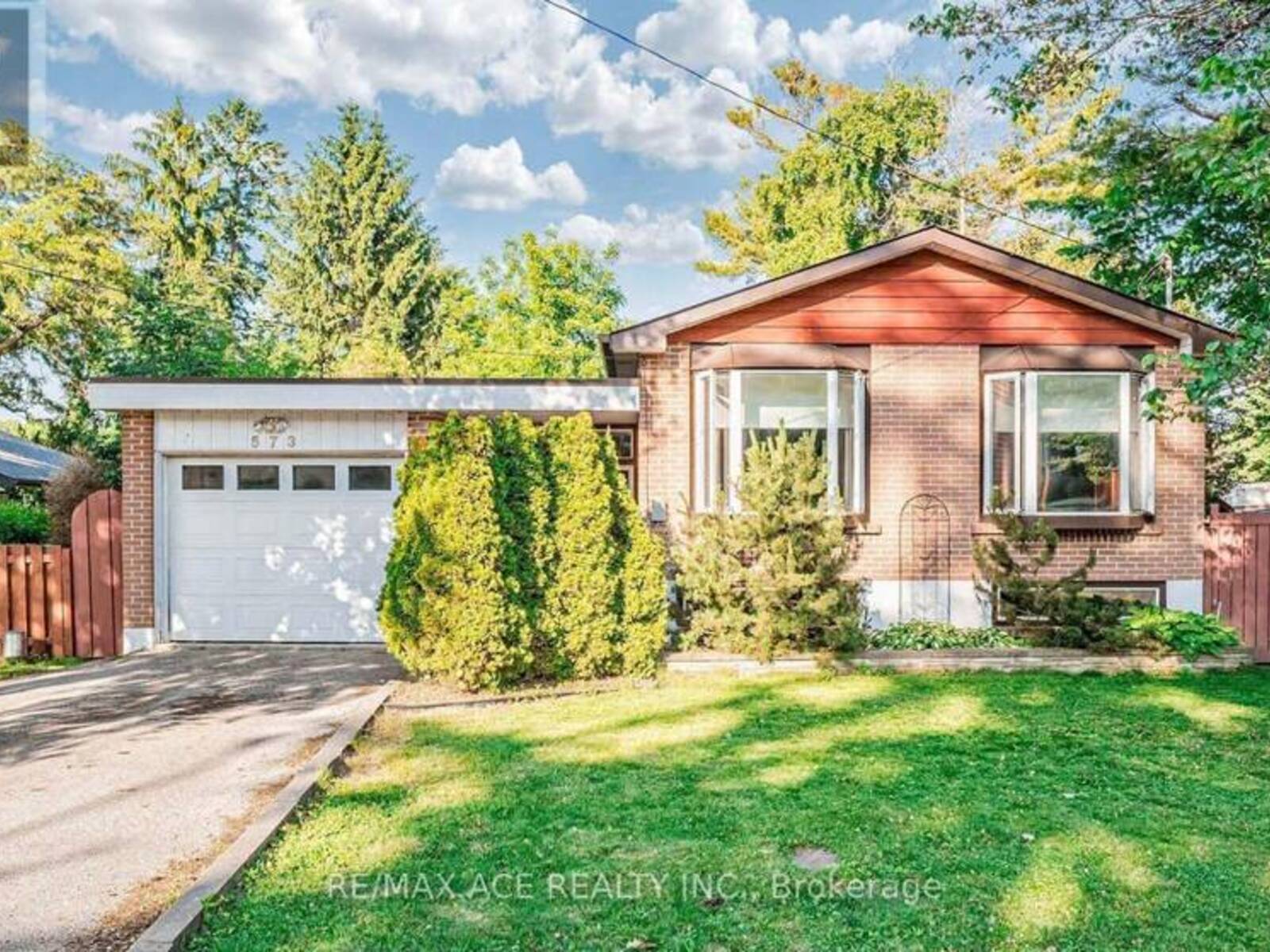 573 MARKSBURY ROAD, Pickering, Ontario L1W 2S9