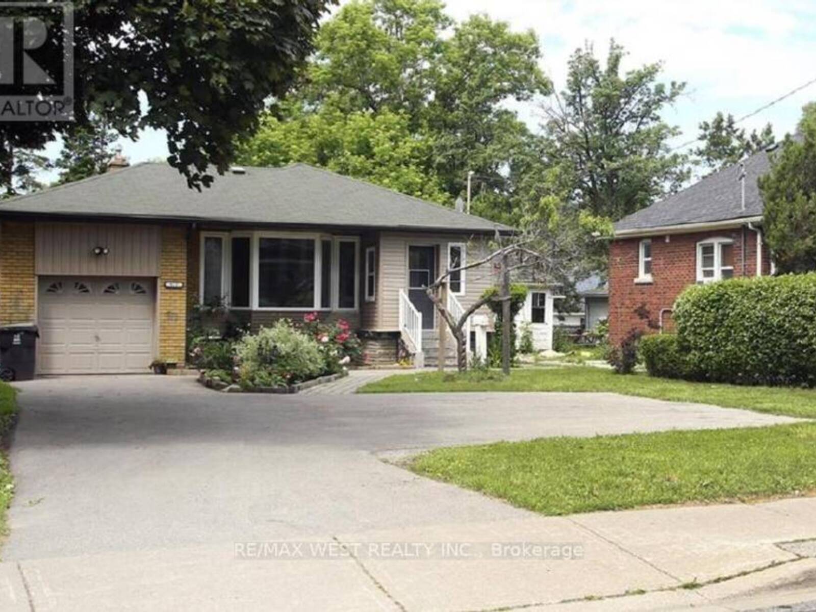812 KENNEDY ROAD, Toronto, Ontario M1K 2C8