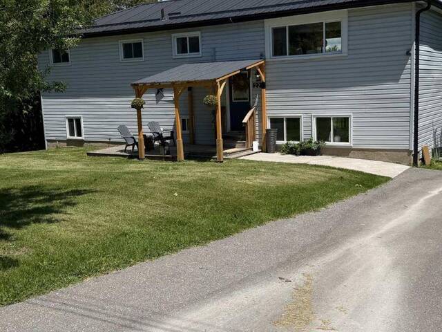 22 LAWRENCE STREET N Kawartha Lakes Ontario, K9J 6X3 - 4 Bedrooms Waterfront Home For sale