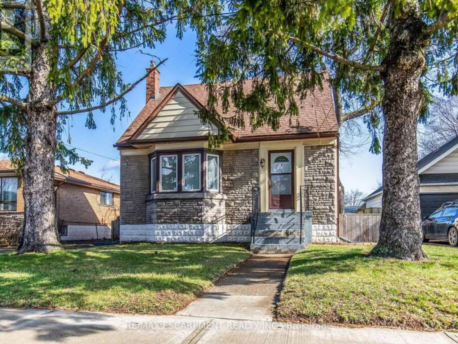 269 QUEENSDALE AVENUE E, Hamilton, Ontario L9A 1L3
