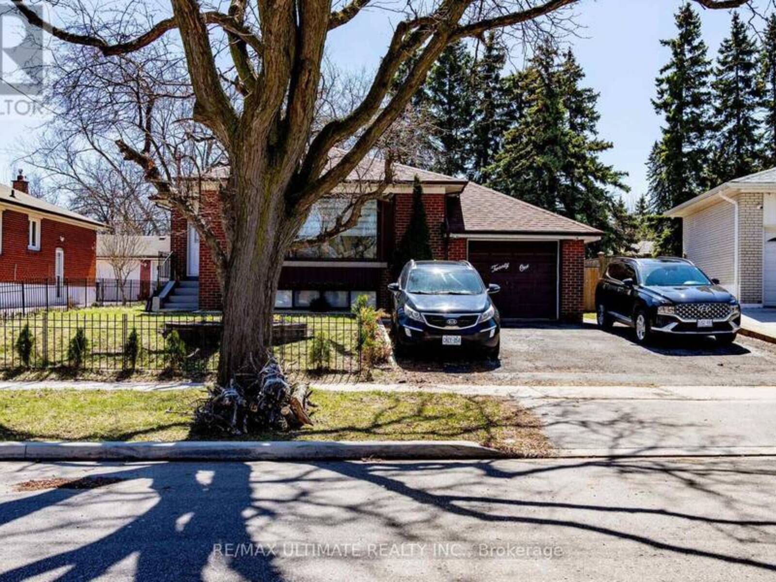 21 BENWAY DRIVE, Toronto, Ontario M9W 1Z2