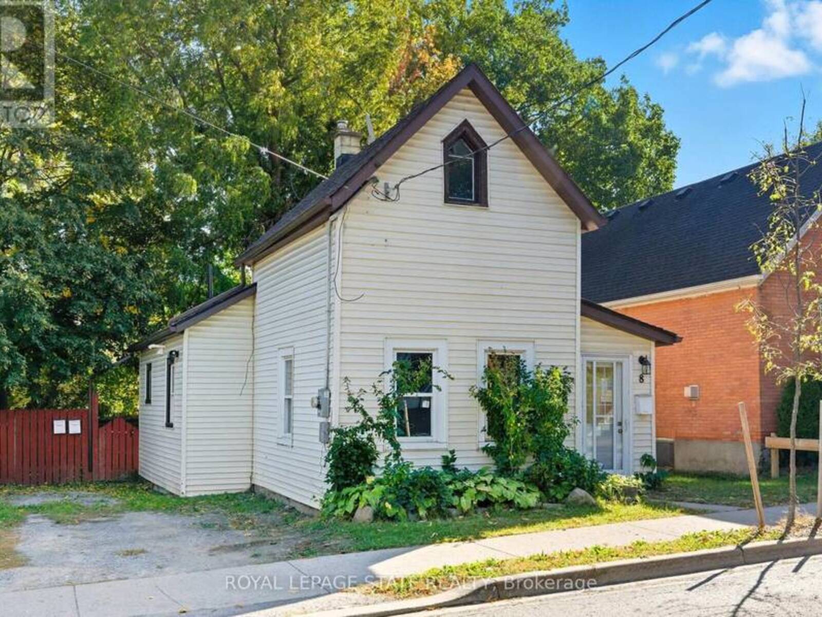 8 TASKER STREET, St. Catharines, Ontario L2R 3Z8