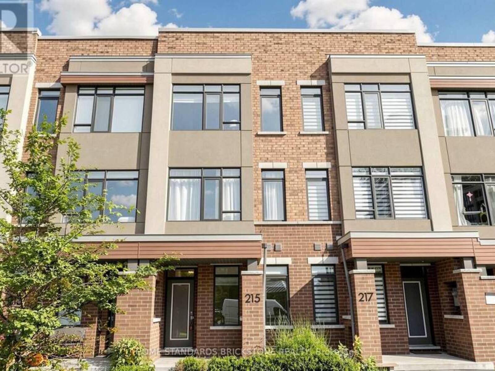 215 SALTERTON CIRCLE, Vaughan, Ontario L6A 4Z2