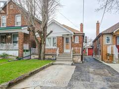 35 MONTCALM AVENUE Toronto Ontario, M6E 4N2