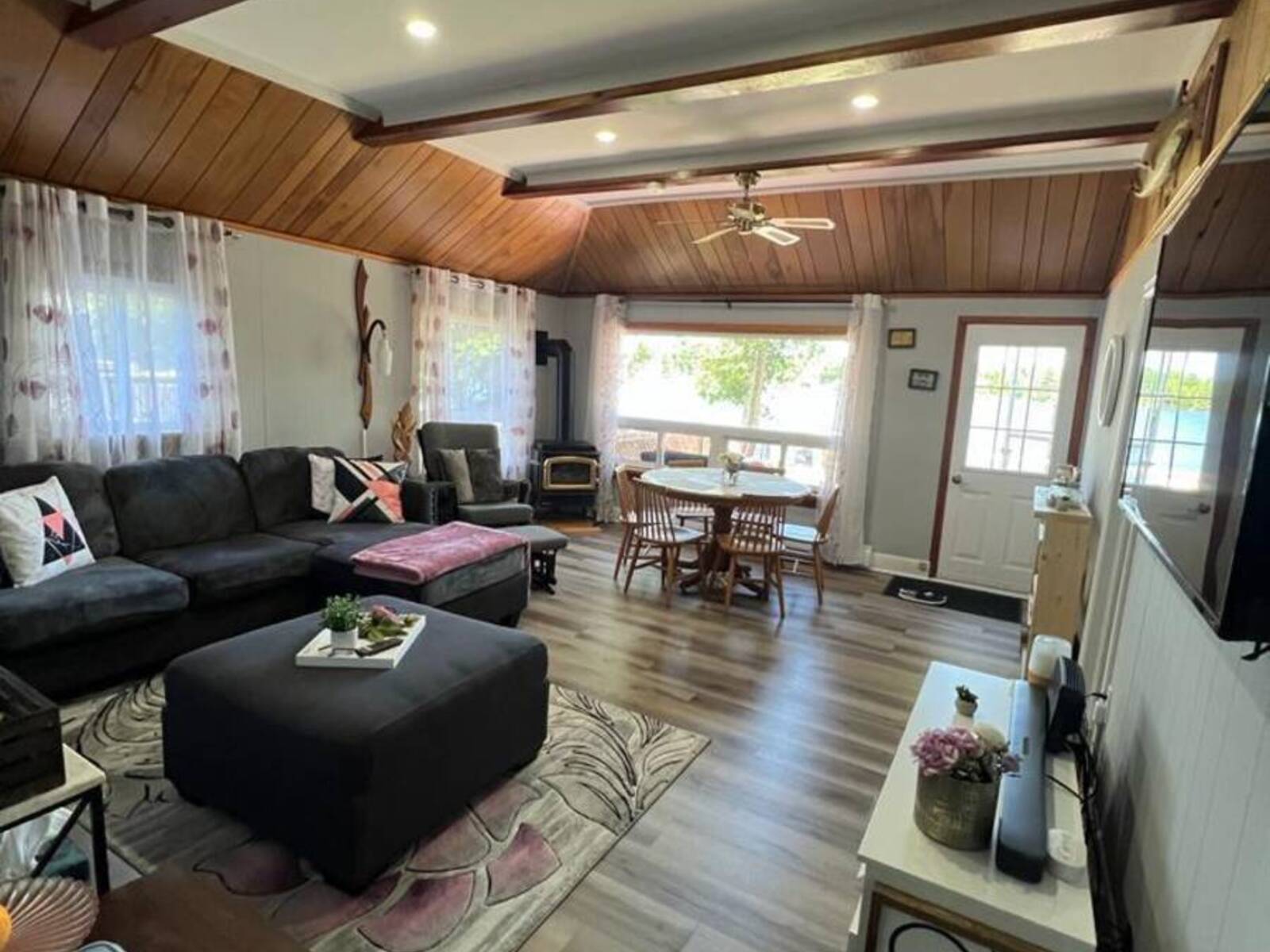 55 PARADISE ROAD, Kawartha Lakes, Ontario K0M 1B0