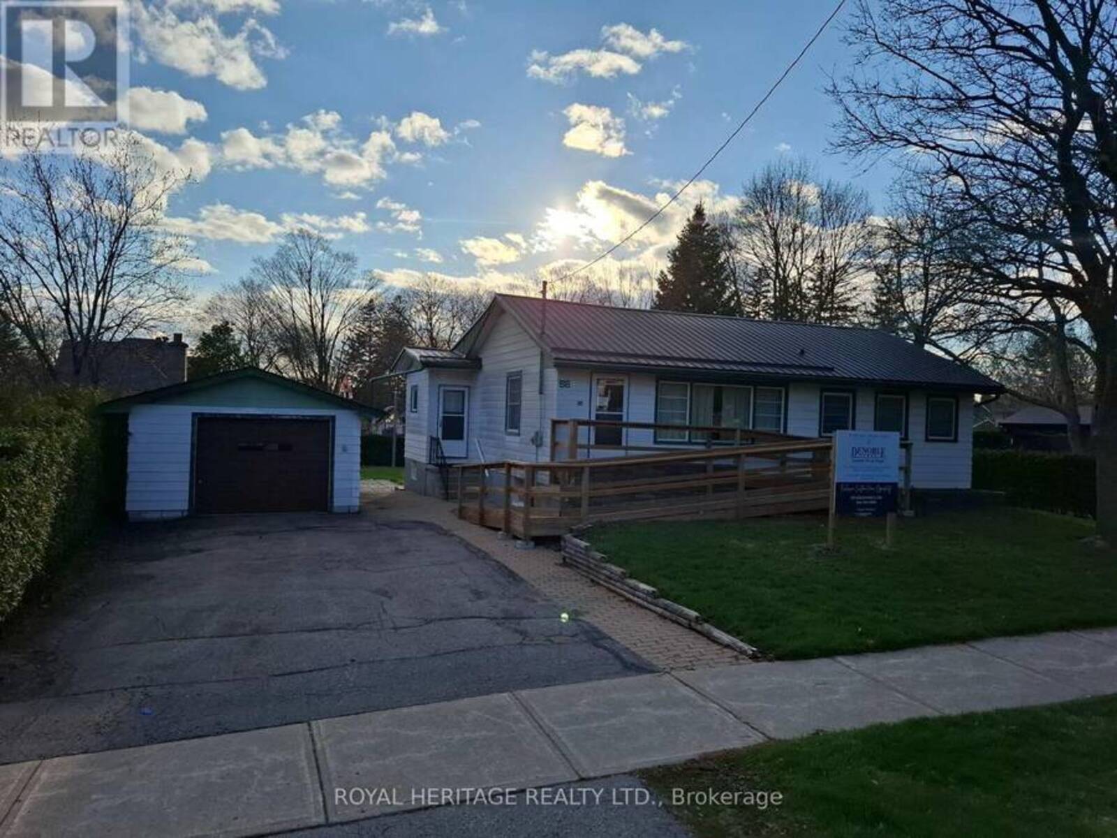56 QUEEN STREET, Whitby, Ontario L1M 1C4