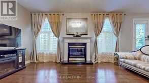 12 JARVIS AVENUE | Aurora Ontario | Slide Image Twelve
