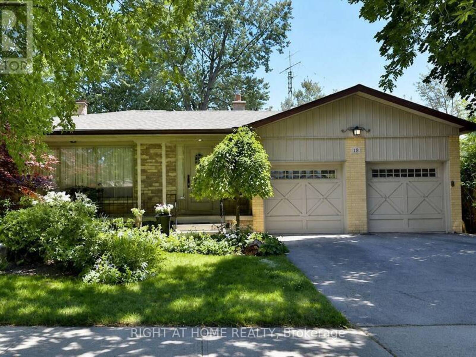15 FOURSOME CRESCENT, Toronto, Ontario M2P 1W1