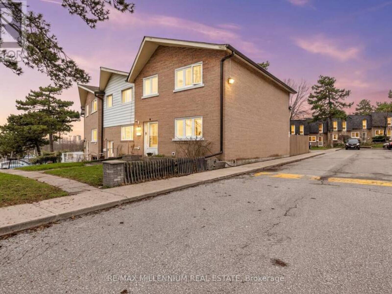 5 - 10 GRANDRAVINE DRIVE, Toronto, Ontario M3J 1B1