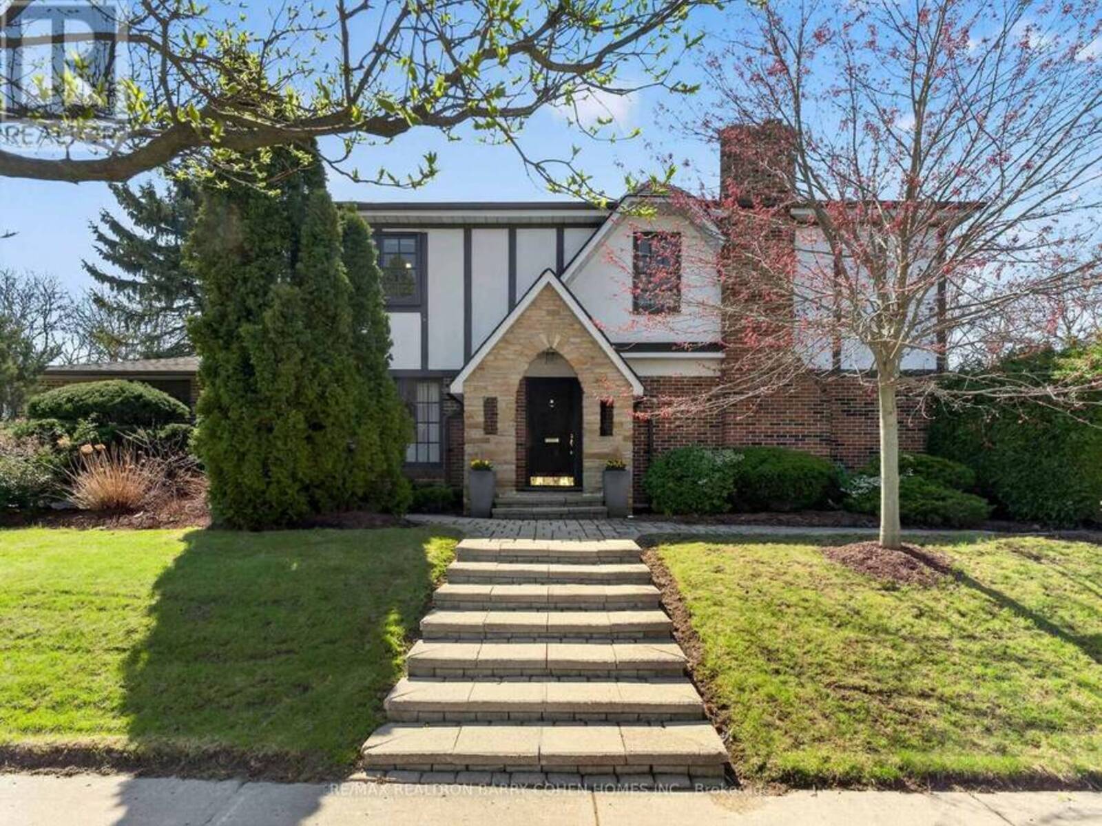 25 HARLINGTON ROAD, Toronto, Ontario M3B 3G3