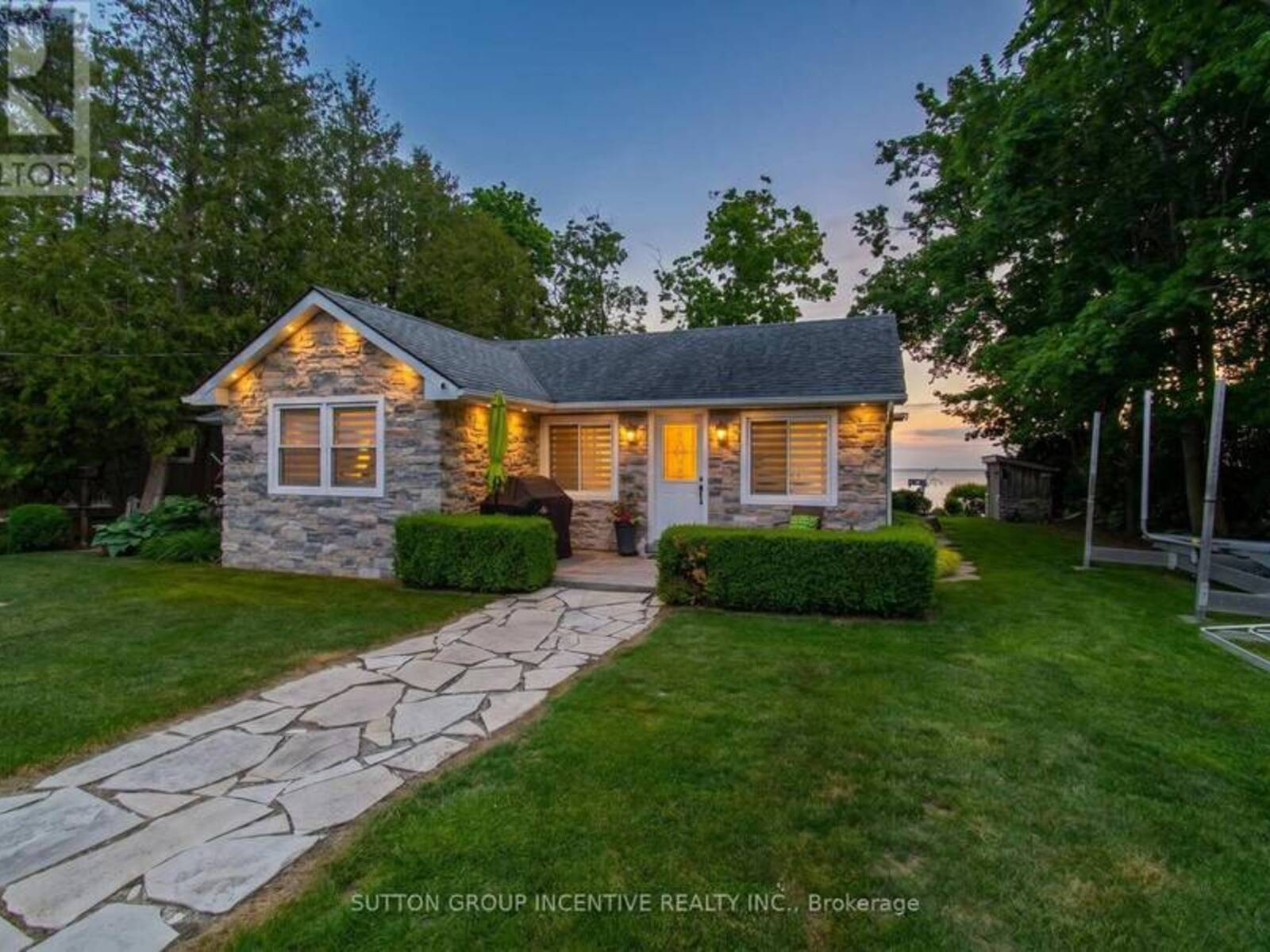 131 MINNETONKA ROAD, Innisfil, Ontario L9S 2V8